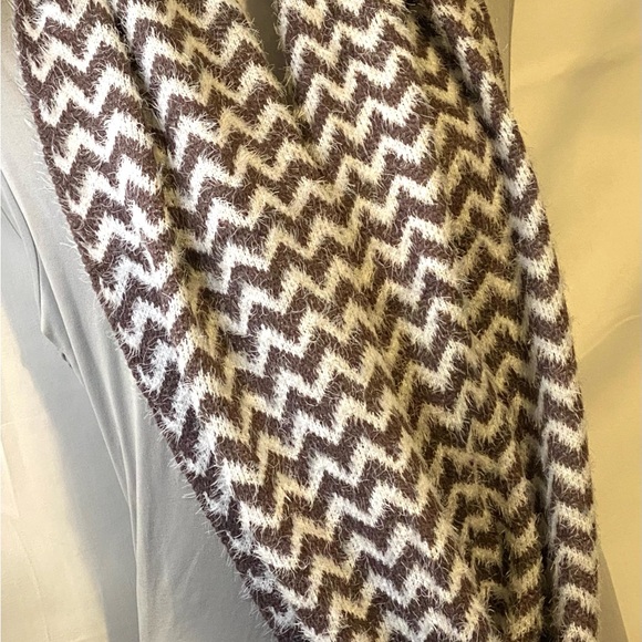 Fuzzy Chevron Pattern Scarf Brown - Picture 4 of 11